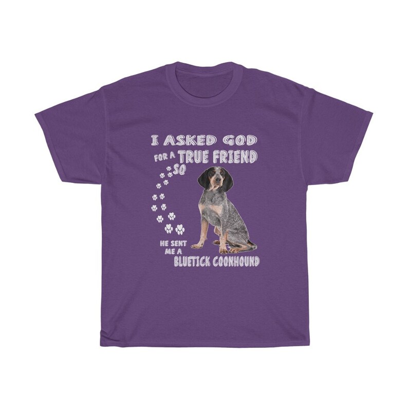 Pode incluir: Camiseta roxa com um gr&aacute;fico branco que diz "Eu pedi a Deus um verdadeiro amigo, ent&atilde;o ele me enviou um Bluetick Coonhound". O gr&aacute;fico tamb&eacute;m inclui um rastro de pegadas e um c&atilde;o Bluetick Coonhound.