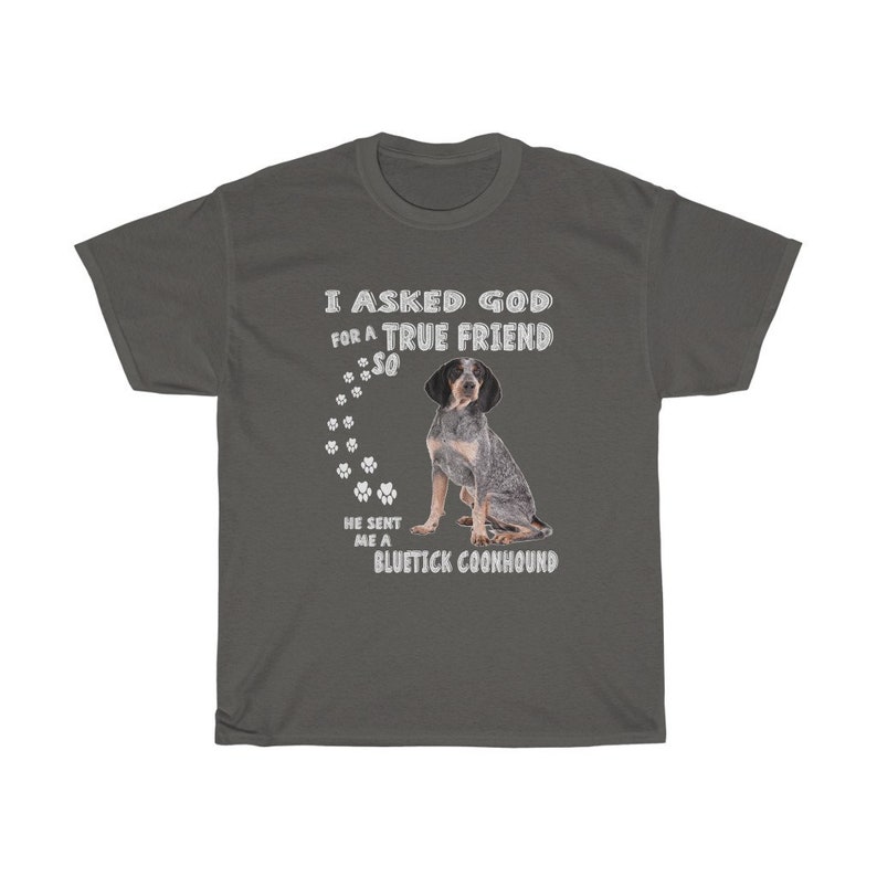 Pode incluir: Uma camiseta cinza escura com texto branco que diz "Eu pedi a Deus um verdadeiro amigo, ent&atilde;o ele me enviou um Bluetick Coonhound". O texto &eacute; cercado por pegadas. Um c&atilde;o Bluetick Coonhound est&aacute; sentado no centro da camiseta.