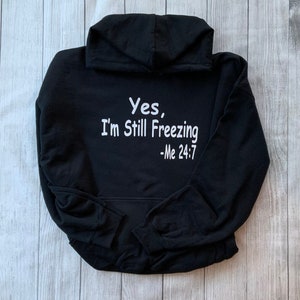 Tak, nadal mnie mrozi: bluza z kapturem 24/7, bluza zimowa, bluza Always Cold, zabawny prezent, sarkastyczna bluza, mroźno zimno