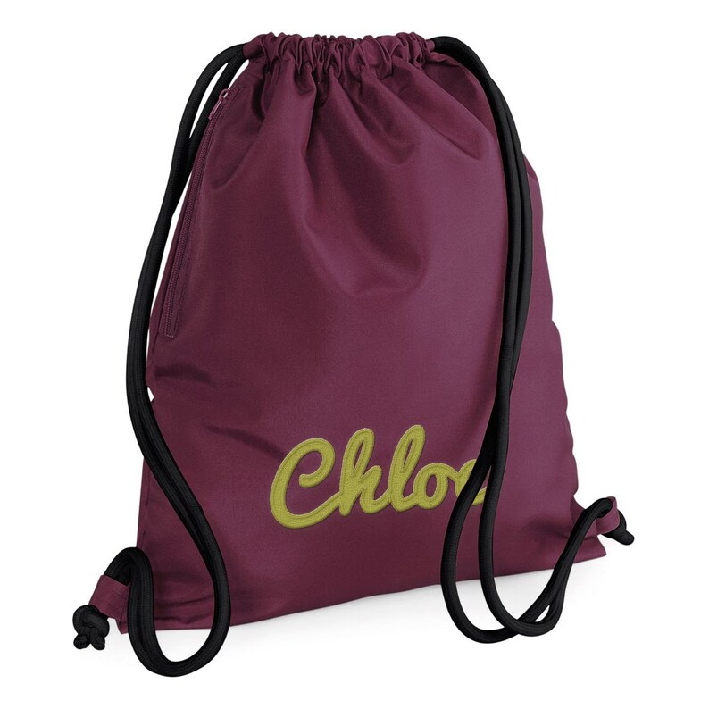 Puede incluir: Bolsa de cord&oacute;n de color burdeos con cordones de color negro y un nombre bordado en oro "Chloe"