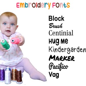 K&ouml;nnte beinhalten: Ein kleines Kind spielt mit bunten Garnrollen. Das Bild enth&auml;lt den Text "Embroidery Fonts" und eine Liste von Schriftarten: Block, Brush, Centinial, Hug Me, Kindergarten, Marker, Pacifico und Vag.