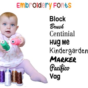 Puede incluir: Un ni&ntilde;o peque&ntilde;o est&aacute; jugando con carretes de hilo de colores. La imagen incluye el texto "Embroidery Fonts" y una lista de nombres de fuentes: Block, Brush, Centinial, Hug Me, Kindergarten, Marker, Pacifico y Vag.