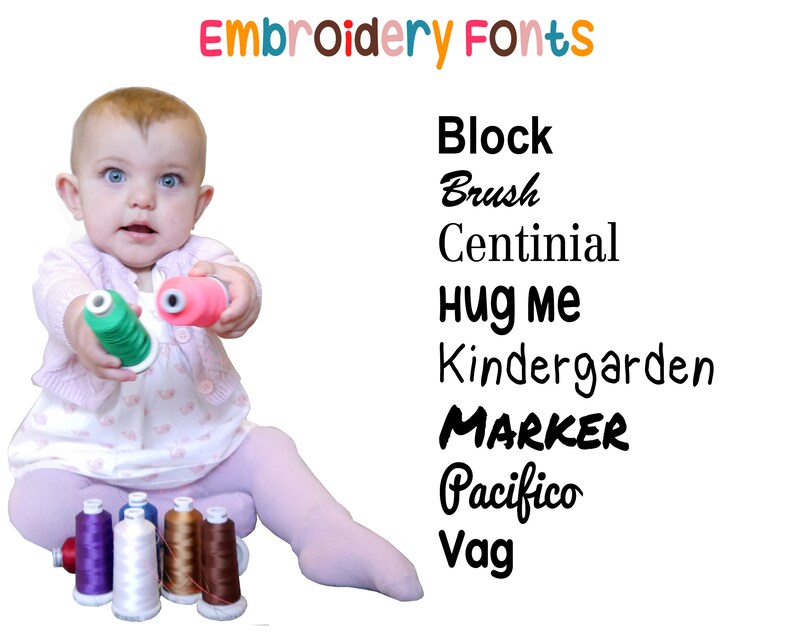 Puede incluir: Un ni&ntilde;o peque&ntilde;o est&aacute; jugando con carretes de hilo de colores. La imagen incluye el texto "Embroidery Fonts" y una lista de nombres de fuentes: Block, Brush, Centinial, Hug Me, Kindergarten, Marker, Pacifico y Vag.