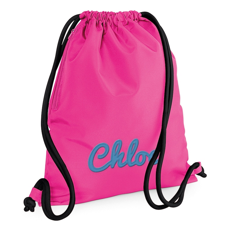 Puede incluir: Bolsa de deporte rosa con cordones de ajuste negros y un nombre bordado en azul "Chloe" en la parte delantera.