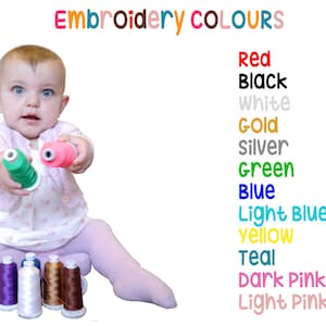Puede incluir: Un beb&eacute; est&aacute; jugando con carretes de hilo de bordar de varios colores, incluyendo morado, blanco, marr&oacute;n y rojo. El texto "Embroidery COLOURS" est&aacute; en la parte superior de la imagen, y una lista de colores est&aacute; en el lado derecho de la imagen, incluyendo rojo, negro, blanco, dorado, plateado, verde, azul, azul claro, amarillo, turquesa, rosa oscuro y rosa claro.