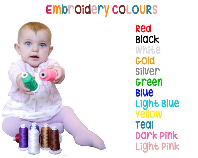 Puede incluir: Un beb&eacute; est&aacute; jugando con carretes de hilo de bordar de varios colores, incluyendo morado, blanco, marr&oacute;n y rojo. El texto "Embroidery COLOURS" est&aacute; en la parte superior de la imagen, y una lista de colores est&aacute; en el lado derecho de la imagen, incluyendo rojo, negro, blanco, dorado, plateado, verde, azul, azul claro, amarillo, turquesa, rosa oscuro y rosa claro.
