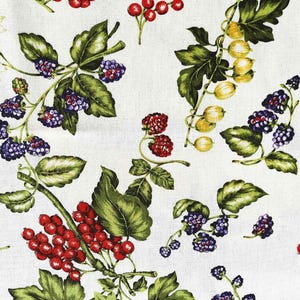 Peut inclure: Tissu blanc avec un motif répété de baies et de feuilles. Le motif présente des grappes de groseilles rouges, de mûres et de baies jaunes, ainsi que des feuilles vertes et des fleurs blanches. Les baies et les feuilles sont dispersées sur le tissu.