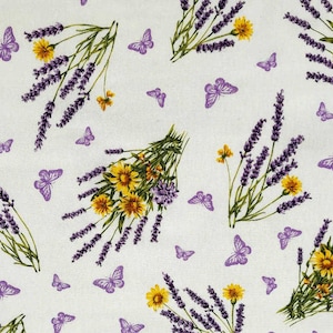 Könnte beinhalten: Weißer Stoff mit einem sich wiederholenden Muster aus lila Lavendelblüten, gelben Blüten und lila Schmetterlingen.