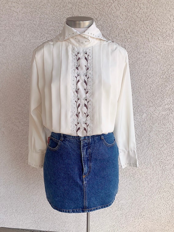 80s Vintage | Dainty Floral Embroidered Pleat Fron