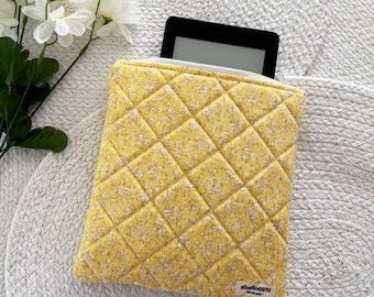 Quilted Padded Kindle Sleeve with Zipper, Book Pouch, E-reader Cover || Yellow Mini Roses & Hearts
