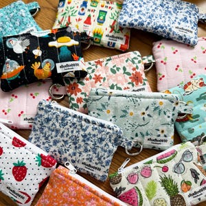 Mini billeteras acolchadas con llavero // Estuche con cremallera hecho a mano, neceser, mini billetera, billetera con llavero, regalo bonito, billetera con tarjetero, acolchada