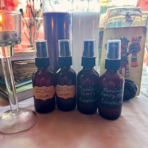 Peut inclure: Quatre flacons pulvérisateurs en verre brun avec des étiquettes indiquant "Botánica Copal y Mar Ochún", "Botánica Copal y Mar Yemaya", "Botánica Copal y Mar Limpieza" et "Botánica Copal y Mar Limpieza".