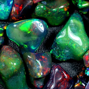 Natürlicher äthiopischer Schwarzopal: Polierter Multi Fire Edelstein (9x5 bis 22 x 5 MM)