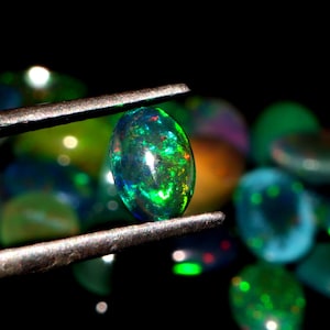 AAA etiopisk svart opal cabochon: Flerfärgad eldsten, 6 x 4 mm oval opal oktober födelsesten