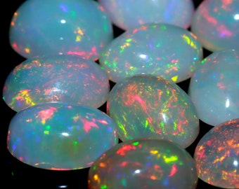 Edelsteenring Ethiopische opaal: natuurlijke multi-fire cabochon (8 x 6 mm) opaal oktober geboortesteen