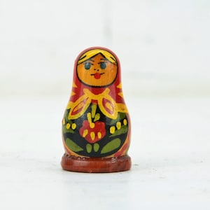 Vintage Holzpuppen Matroschka, kleine russische Puppen, handgemachte und handbemalte Puppen, russische Nistpuppe