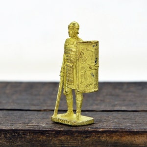Vintage messing Romeinse soldaat, Koperen figuur van een Romeinse soldaat, Kleine figuur van een Romeinse infanterist