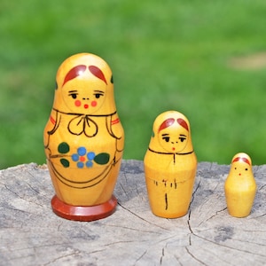 Vintage Holzpuppen Matryoshka, kleine russische Puppen, handgefertigte und handbemalte Puppen, russische Nistpuppe - 3 Puppen in 1