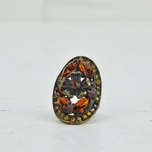 Vintage Stone Ring: Antique Floral Design
