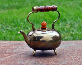 木製のノブと上部のハンドルが付いたヴィンテージの真鍮製コーヒー