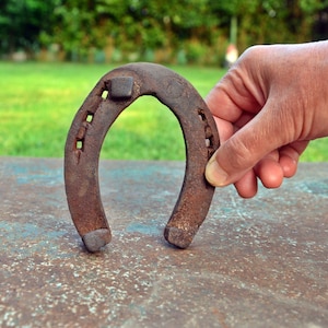 Vintage Metal Horseshoe: Rustic Farmhouse Wall Decor