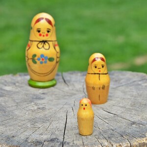 Vintage Holzpuppen Matroschka, kleine russische Puppen, handgemachte und handbemalte Puppen, russische Nistpuppe - 3 Puppen in 1