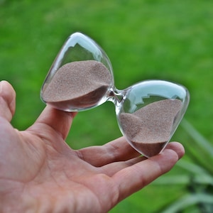 Minuteur de sable en verre antique : sablier de 5 minutes, outil d'étude et de méditation