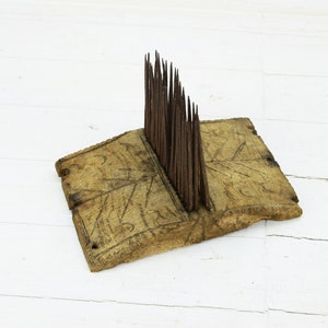 Vintage ullkardkam – Primitiv handgjord fiberkam, rustikt lantbruksverktyg