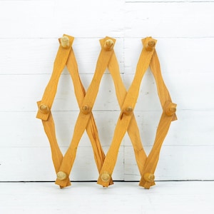 Vintage Accordion Wooden Coat Hanger: Expandable Wall Decor