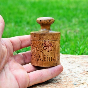 Vintage handgeschilderde houten kruidendoos: ronde kunstdoos
