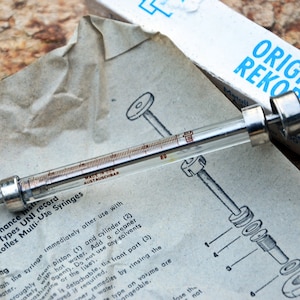 seringue médicale vintage, Outils de docteur, seringue en verre de pharmacie, assistant médical d’infirmière vétérinaire, vieille seringue, made in the RDA, inutilisé