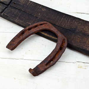 Antique Metal Horseshoe: Rustic Farmhouse Western Decor (5.12x4.72 inches)