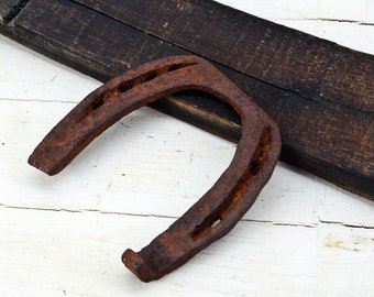 Antique Metal Horseshoe: Rustic Farmhouse Western Decor (5.12x4.72 inches)