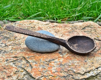 Cuchara de madera antigua hecha a mano: decoración de cocina primitiva