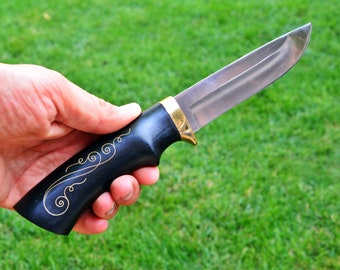 Handgeschmiedete Stahlmesser: Gravierter Hornbuchengriff, Ledertasche