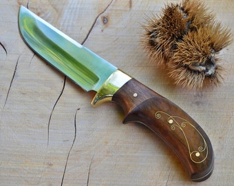 Handgeschmiedetes Stahlmesser: Gravierter Walnussgriff, Ledertasche