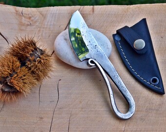 Cuchillo de acero forjado a mano con funda de cuero
