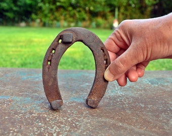 Vintage Metal Horseshoe: Rustic Farmhouse Wall Decor