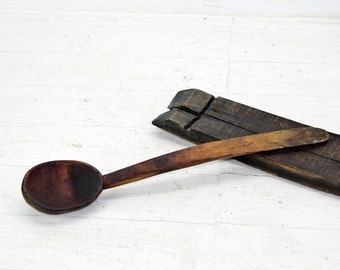 Cuchara de madera antigua hecha a mano: decoración de cocina primitiva