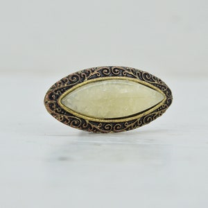 Vintage Stone Ring: Ornate Antique Design
