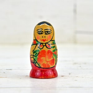 Vintage Holzpuppen Matroschka, kleine russische Puppen, handgemachte und handbemalte Puppen, russische Nesting Doll
