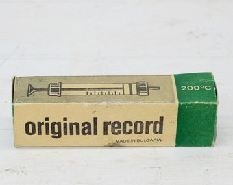 Vintage glazen medische spuit: ongebruikt Bulgaars doktersinstrument