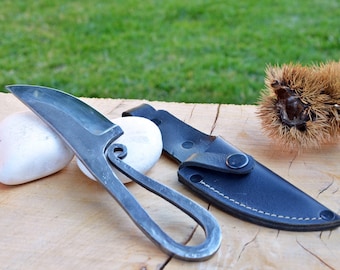 Cuchillo de acero forjado a mano con funda de cuero