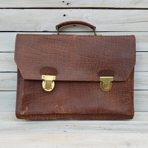 Vintage Brown Leather Briefcase: Retro Men&#39;s Attache