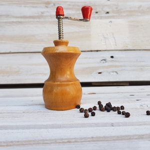 Vintage houten pepermolen: rustiek keukendecor