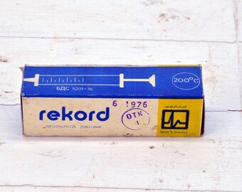 Vintage glazen medische spuit: ongebruikt Bulgaars doktersinstrument