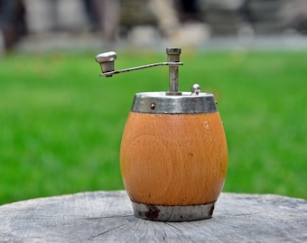 Vintage Pfeffermühle aus Holz: Rustikales Küchen Dekor