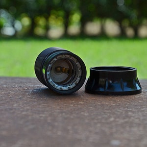 Portalampada vintage in bachelite nera: illuminazione industriale antica