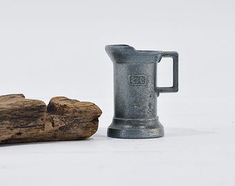 Jarra medidora antigua de peltre: decoración francesa de barra graduada, década de 1890