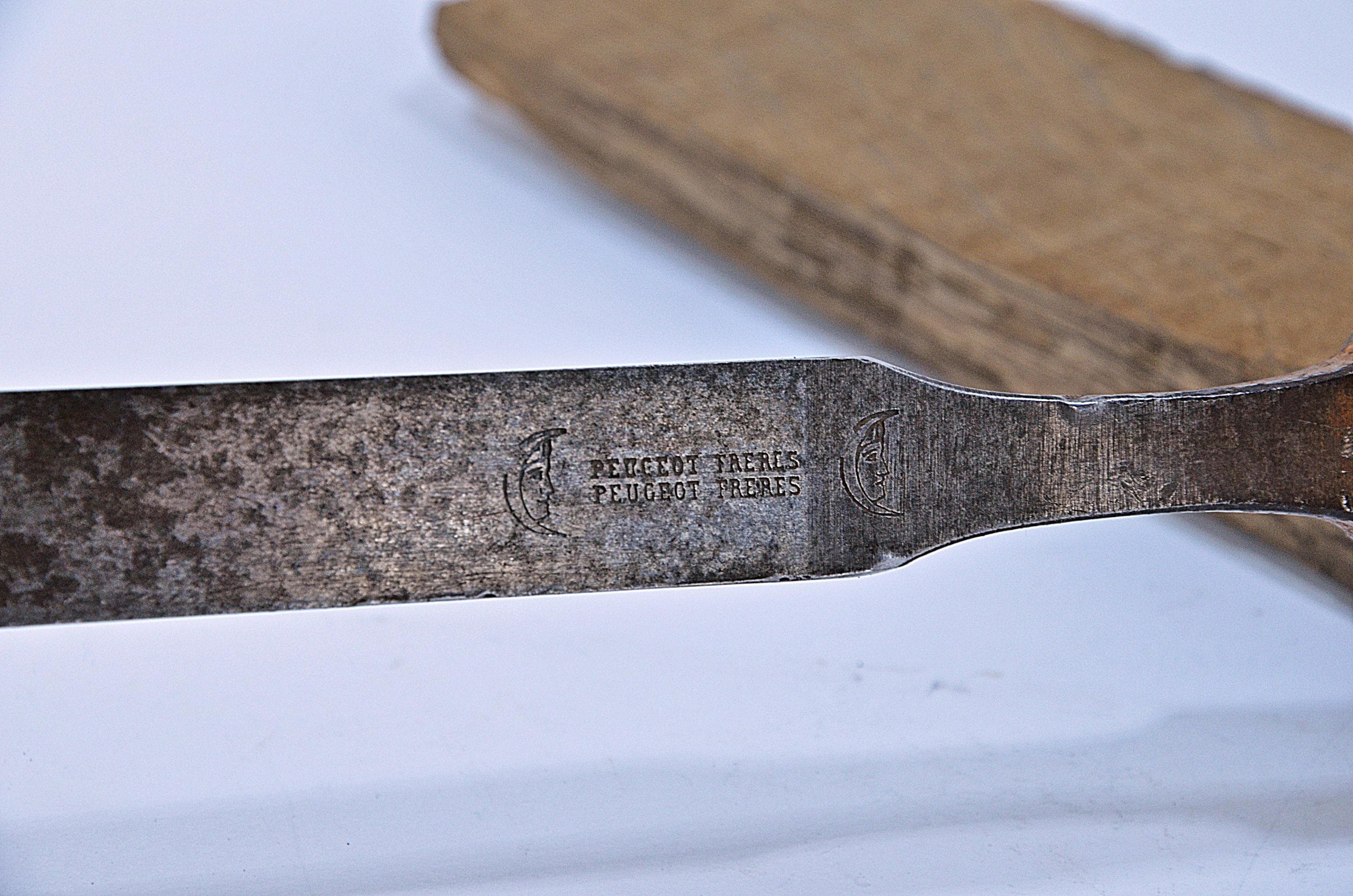 Scie De Menuisier Peugeot Frères - Avec 3 Lames - Outil Ancien Et Rare En état Neuf !